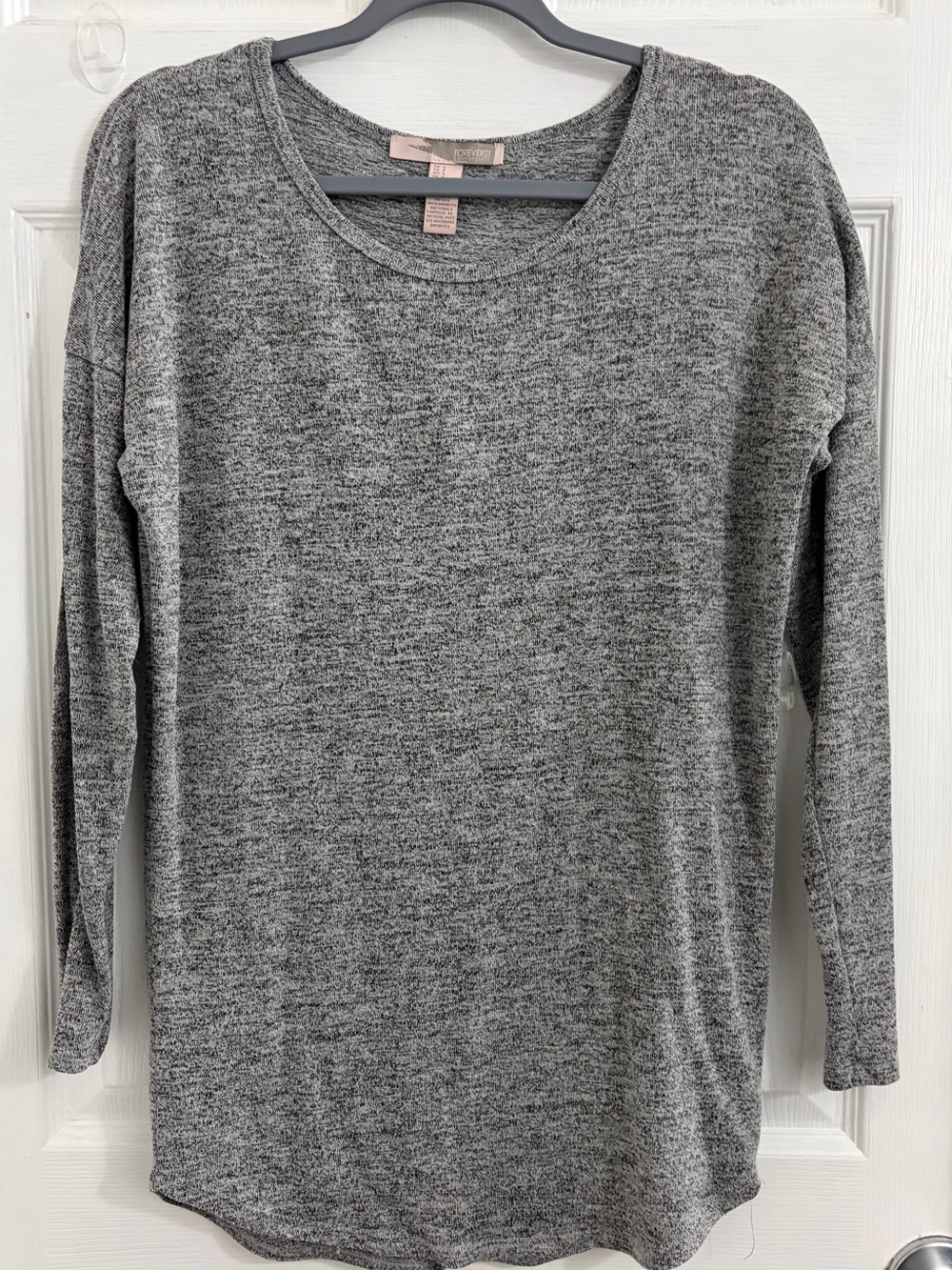 Forever 21 Heather Gray Long-Sleeve Scoop Neck Top. So soft! Size small $10